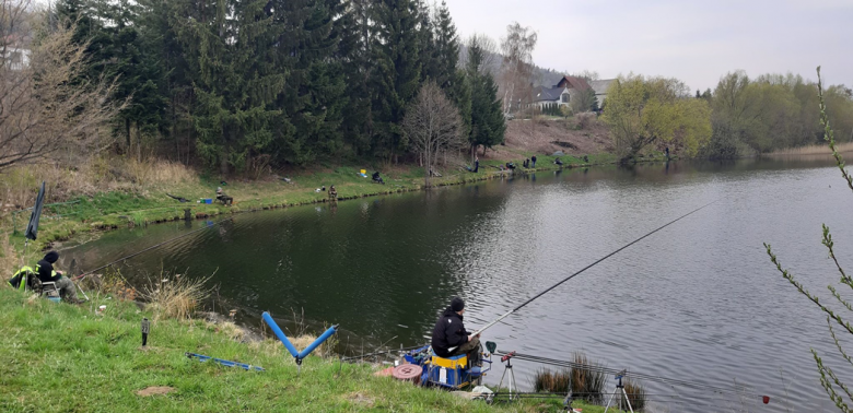 Deszczowe zawody wędkarskie na rozpoczęcie sezonu