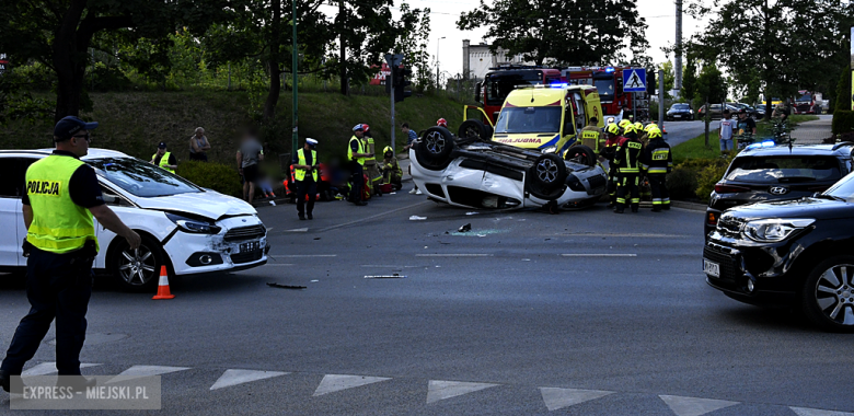 Zderzenie dwóch aut na skrzyżowaniu ul. Wrocławskiej z Żeromskiego i Waryńskiego [foto]