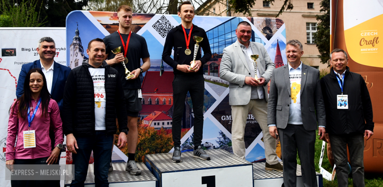 Setki biegaczy i świetne wyniki. 15. Półmaraton Henrykowski i 11. Dycha Księgi Henrykowskiej [foto]