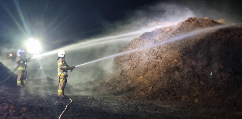 Nietypowa akcja strażaków. Zapaliła się pryzma kurzego obornika
