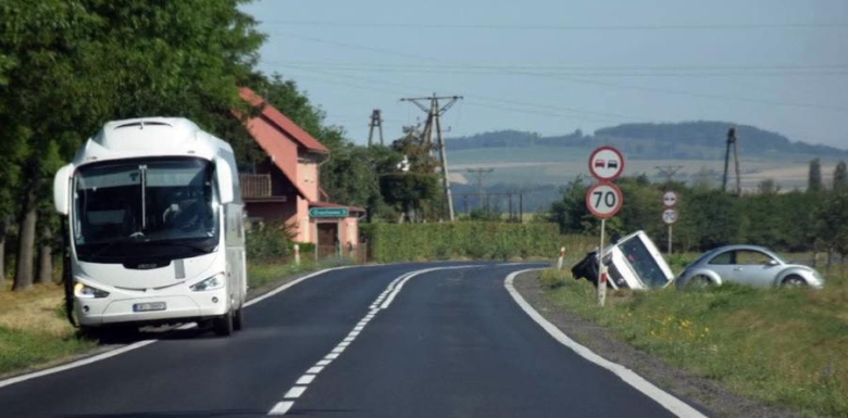 Kolizja autobusu i lawety na krajowej ósemce