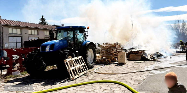 Pożar drewnianych palet przy ul. Waryńskiego. Interweniowało kilka zastępów straży pożarnej