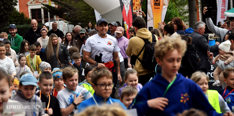 Setki biegaczy i świetne wyniki. 15. Półmaraton Henrykowski i 11. Dycha Księgi Henrykowskiej [foto]