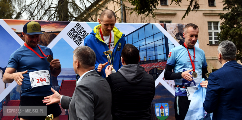 Setki biegaczy i świetne wyniki. 15. Półmaraton Henrykowski i 11. Dycha Księgi Henrykowskiej [foto]