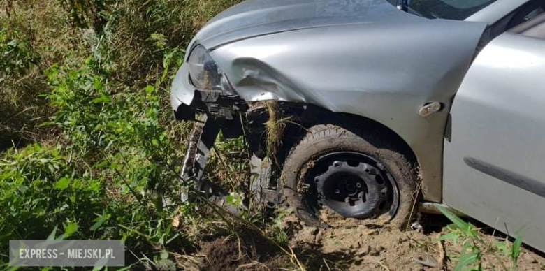 Seat w rowie przed Kamieńcem Ząbkowickim. Jedna osoba w szpitalu