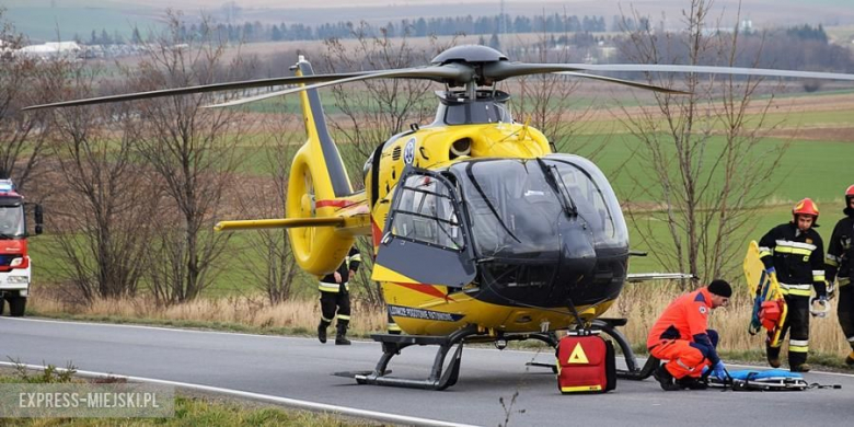 Poważny wypadek przed Ciepłowodami. Dachowało Audi. Interweniował helikopter LPR