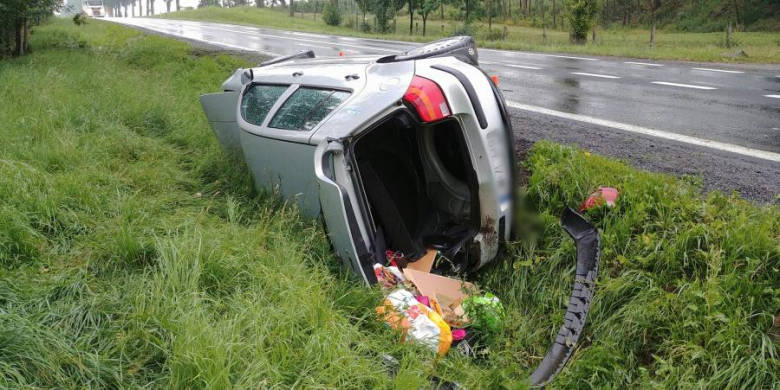 Dachowanie na krajowej ósemce. Volkswagen wypadł z drogi