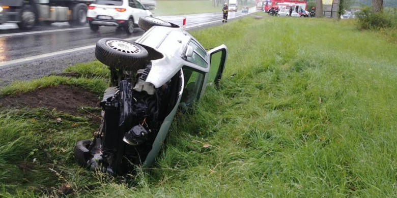 Dachowanie na krajowej ósemce. Volkswagen wypadł z drogi