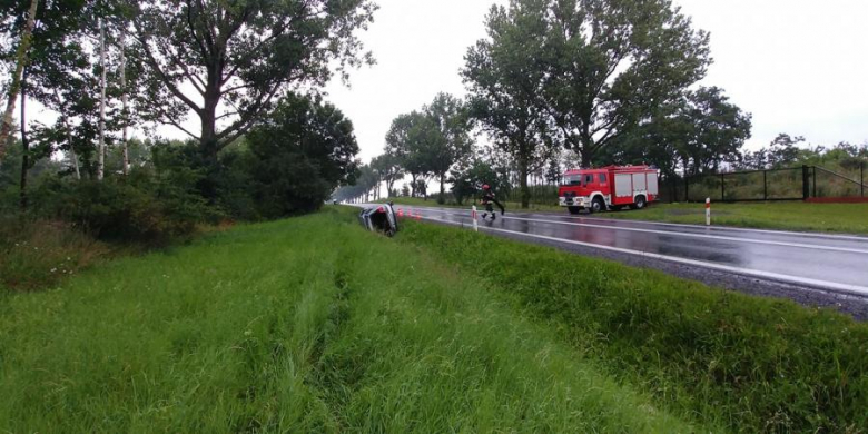 Dachowanie na krajowej ósemce. Volkswagen wypadł z drogi