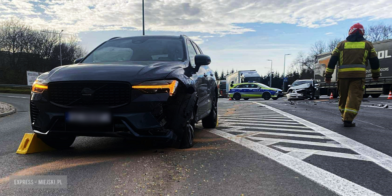 Zderzenie dwóch aut na skrzyżowaniu krajowej ósemki z ul. Legnicką 