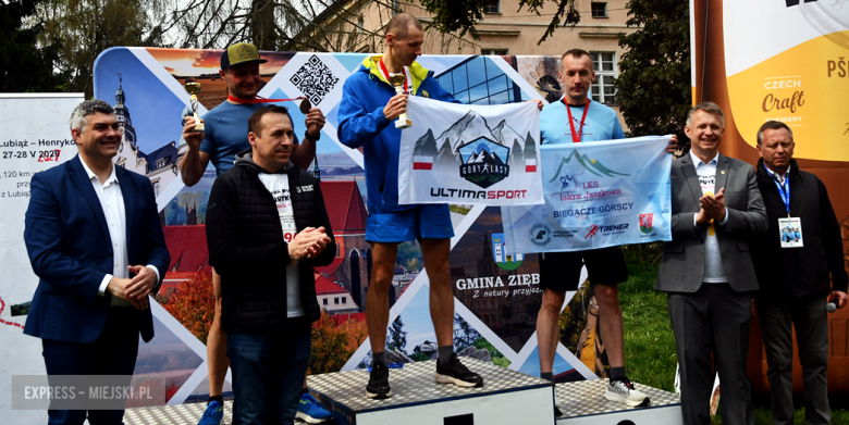 Setki biegaczy i świetne wyniki. 15. Półmaraton Henrykowski i 11. Dycha Księgi Henrykowskiej [foto]