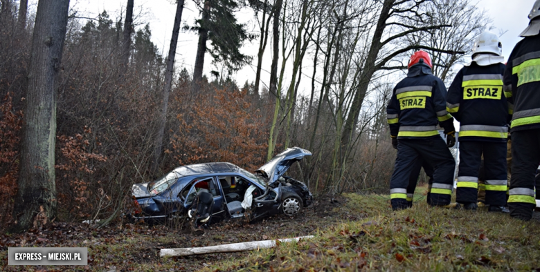 Mercedes wypadł z drogi na krajowej ósemce w Dębowinie