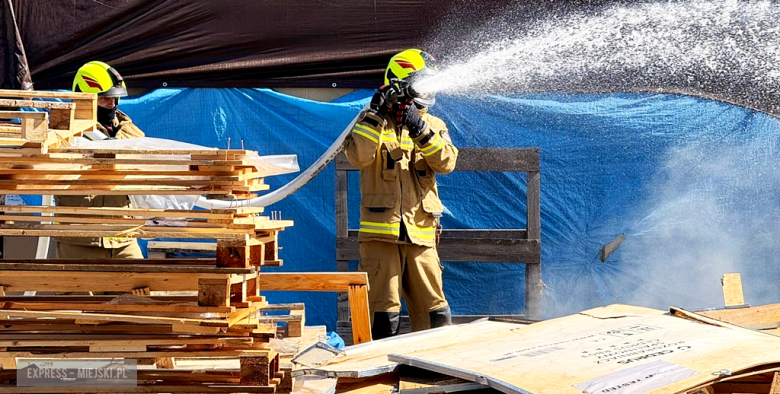 Pożar drewnianych palet przy ul. Waryńskiego. Interweniowało kilka zastępów straży pożarnej
