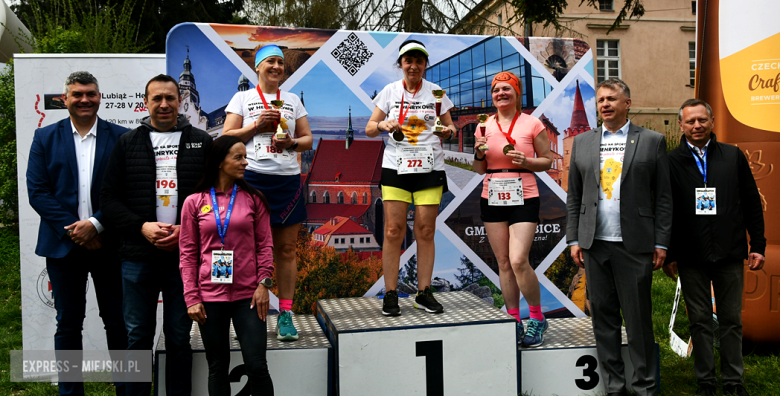 Setki biegaczy i świetne wyniki. 15. Półmaraton Henrykowski i 11. Dycha Księgi Henrykowskiej [foto]