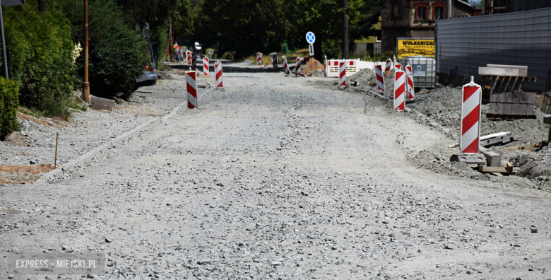 	Postępuje przebudowa drogi powiatowej Bardo - Przyłęk. Będzie rondo i ścieżka pieszo-rowerowa