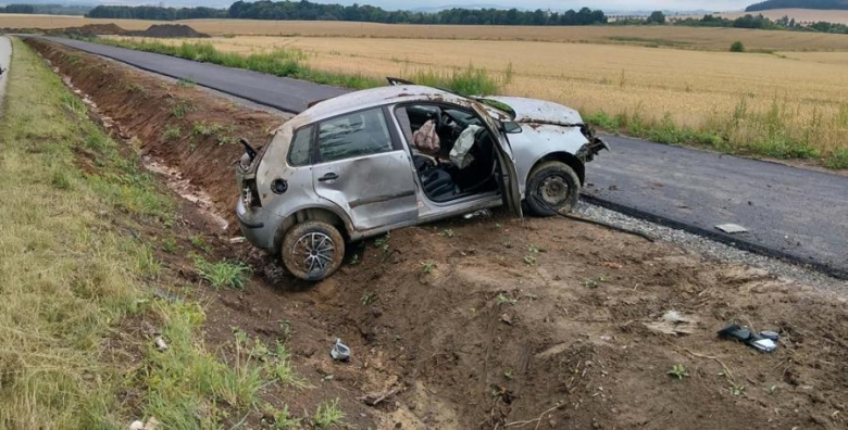 18-latek dachował i uciekł z miejsca zdarzenia. Nie miał prawa jazdy