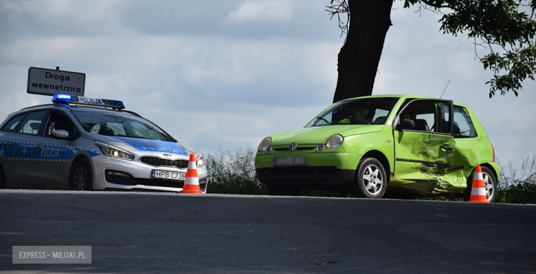 Zderzenie fiata i volkswagena na skrzyżowaniu ul. Cukrowniczej i Ziębickiej