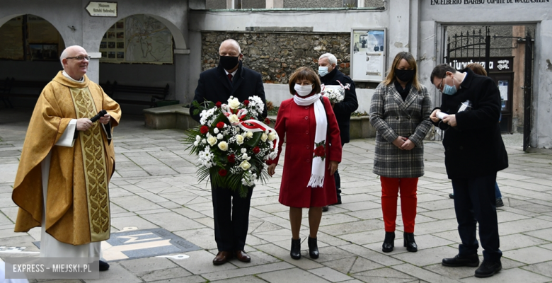 102. rocznica odzyskania Niepodległości. Oficjele złożyli kwiaty przed tablicą upamiętniającą Sybiraków