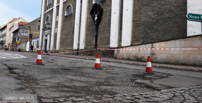 Z dachu bazyliki na ulicę i chodnik poleciały dachówki. Służby zabezpieczają miejsce zdarzenia