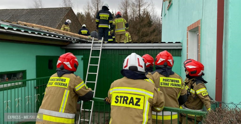 Zerwany dach na budynku gospodarczym w Sieroszowie