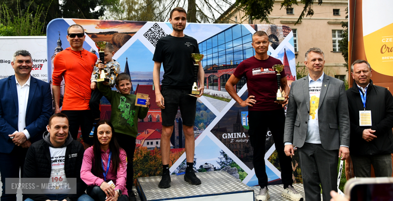 Setki biegaczy i świetne wyniki. 15. Półmaraton Henrykowski i 11. Dycha Księgi Henrykowskiej [foto]