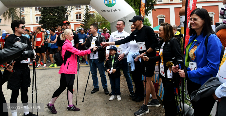 Setki biegaczy i świetne wyniki. 15. Półmaraton Henrykowski i 11. Dycha Księgi Henrykowskiej [foto]