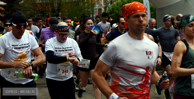 Setki biegaczy i świetne wyniki. 15. Półmaraton Henrykowski i 11. Dycha Księgi Henrykowskiej [foto]