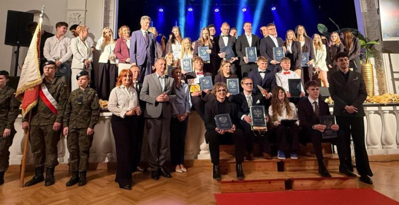 	Zakończenie roku szkolnego maturzystów. Najlepsi uczniowie otrzymali nagrody finansowe