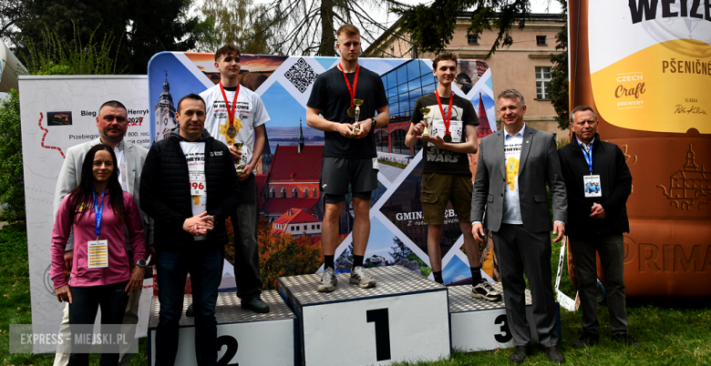 Setki biegaczy i świetne wyniki. 15. Półmaraton Henrykowski i 11. Dycha Księgi Henrykowskiej [foto]