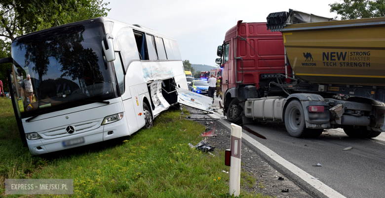 Zderzenie autobusu, samochodu osobowego i dwóch ciężarówek na krajowej ósemce przed Bardem