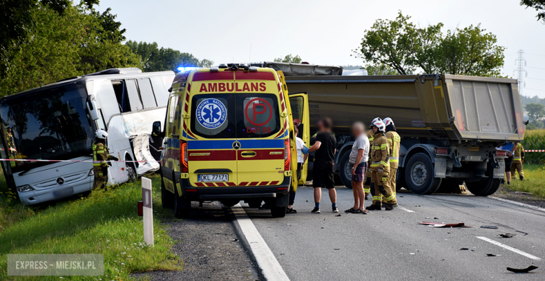 Zderzenie autobusu, samochodu osobowego i dwóch ciężarówek na krajowej ósemce przed Bardem