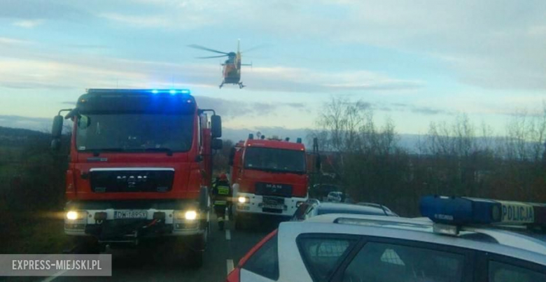 Wypadek na drodze wojewódzkiej nr 385. Cztery osoby podróżujące autem trafiły do szpitala