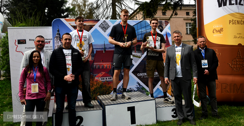 Setki biegaczy i świetne wyniki. 15. Półmaraton Henrykowski i 11. Dycha Księgi Henrykowskiej [foto]