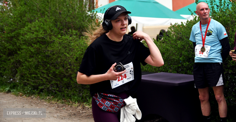 Setki biegaczy i świetne wyniki. 15. Półmaraton Henrykowski i 11. Dycha Księgi Henrykowskiej [foto]