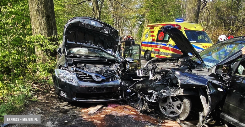 Czołowe zderzenie dwóch aut między Kamieńcem Ząbkowickim a Ożarami. Trzy osoby w szpitalu