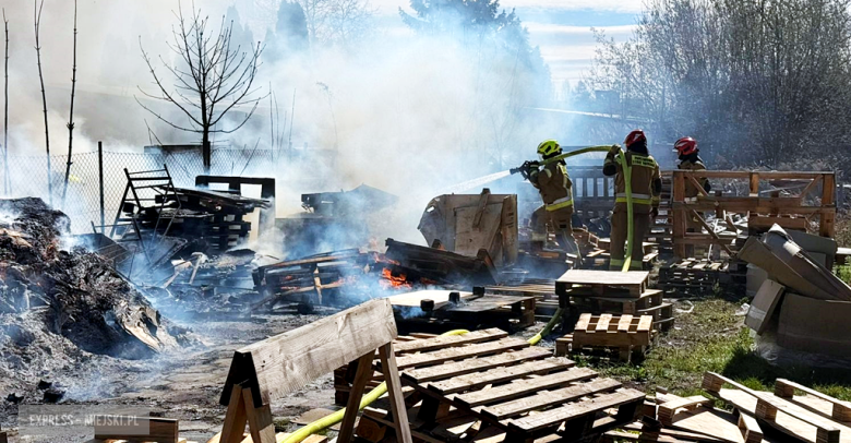 Pożar drewnianych palet przy ul. Waryńskiego. Interweniowało kilka zastępów straży pożarnej