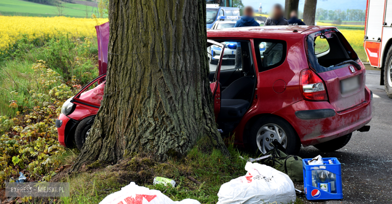 30-latek stracił panowanie nad autem i uderzył w drzewo