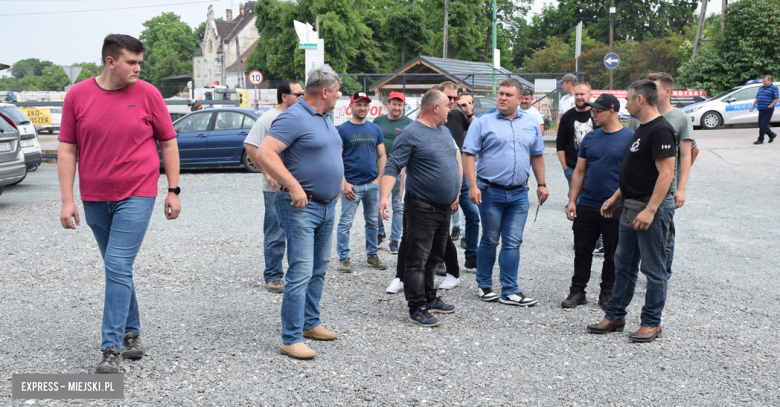 Protest rolników w Ząbkowicach Śląskich. Odwiedzili siedzibę posła Marcina Gwoździa