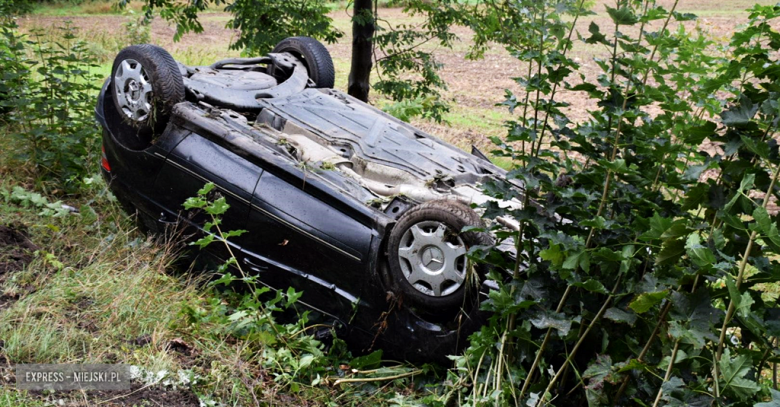 Dachowanie mercedesa przed Kamieńcem Ząbkowickim