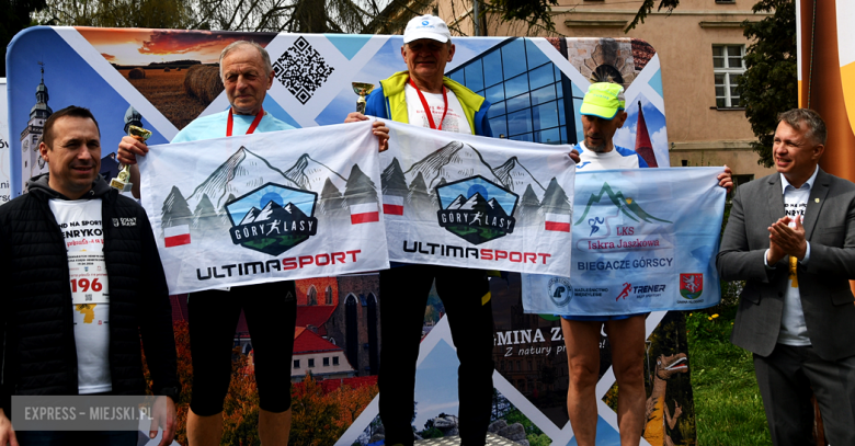 Setki biegaczy i świetne wyniki. 15. Półmaraton Henrykowski i 11. Dycha Księgi Henrykowskiej [foto]