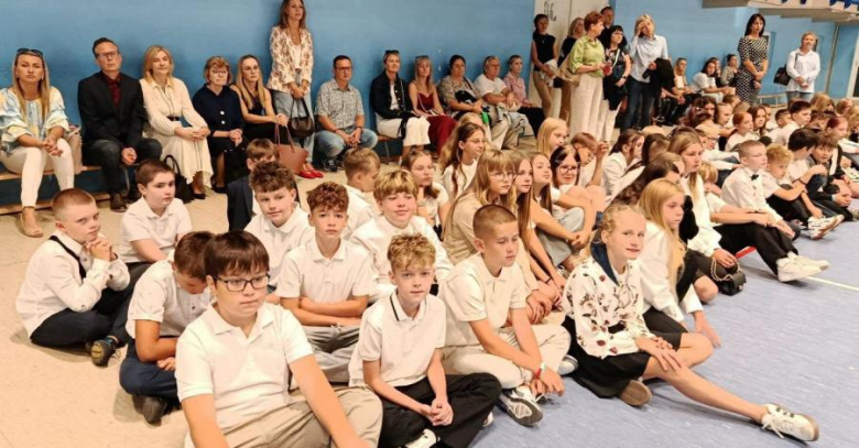 	Rozpoczęcie roku szkolnego dla uczniów klas V-VIII w Szkole Podstawowej nr 3