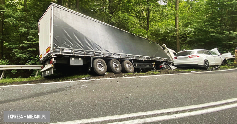Wypadek z udziałem samochodu ciężarowego i dwóch osobówek na drodze krajowej nr 46