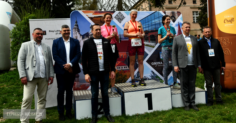 Setki biegaczy i świetne wyniki. 15. Półmaraton Henrykowski i 11. Dycha Księgi Henrykowskiej [foto]