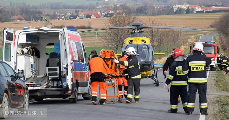 Poważny wypadek przed Ciepłowodami. Dachowało Audi. Interweniował helikopter LPR