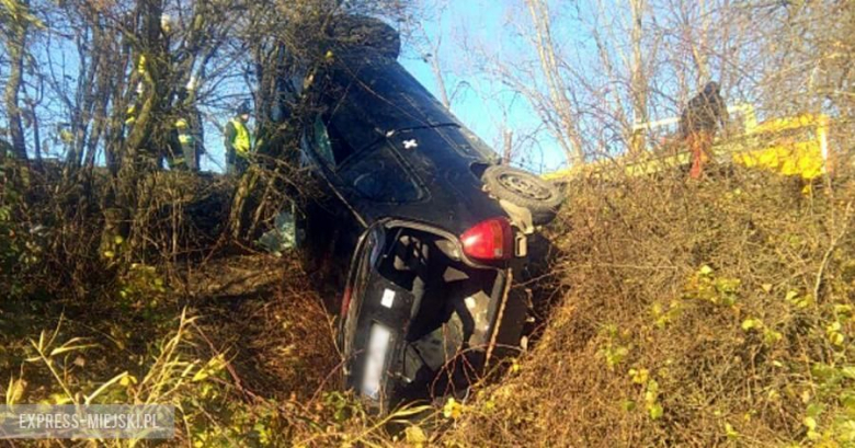 Wypadek na drodze wojewódzkiej nr 385. Cztery osoby podróżujące autem trafiły do szpitala