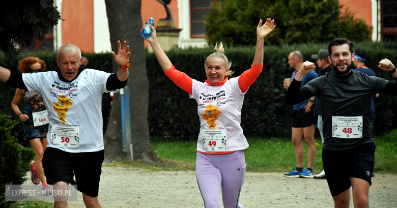 Setki biegaczy i świetne wyniki. 15. Półmaraton Henrykowski i 11. Dycha Księgi Henrykowskiej [foto]