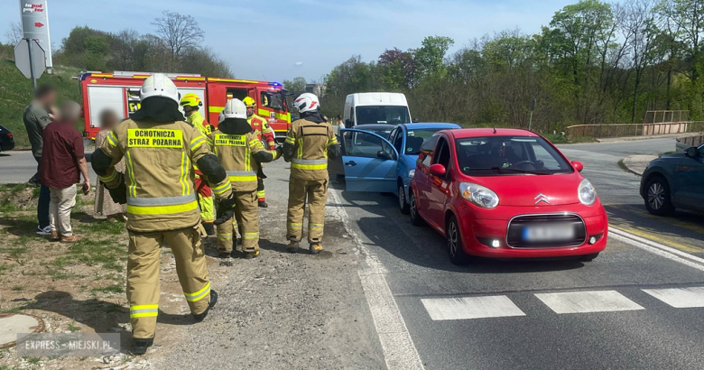 Zderzenie czterech pojazdów na krajowej ósemce w Bardzie. Są utrudnienia w ruchu