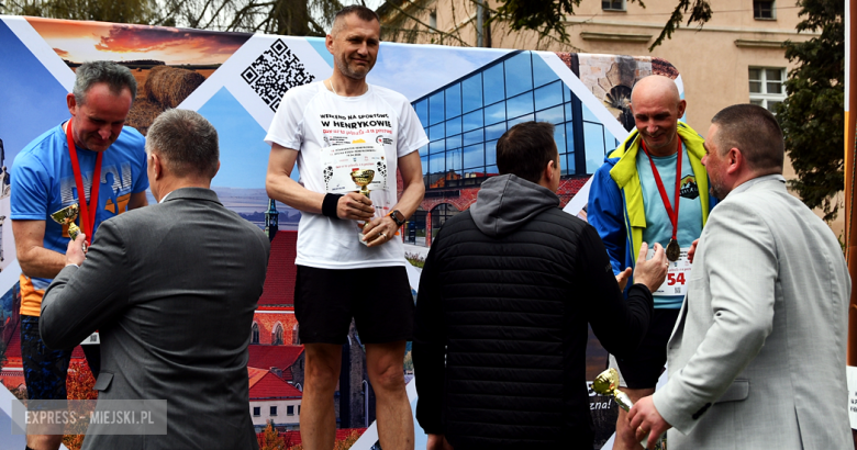 Setki biegaczy i świetne wyniki. 15. Półmaraton Henrykowski i 11. Dycha Księgi Henrykowskiej [foto]