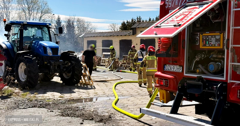 Pożar drewnianych palet przy ul. Waryńskiego. Interweniowało kilka zastępów straży pożarnej