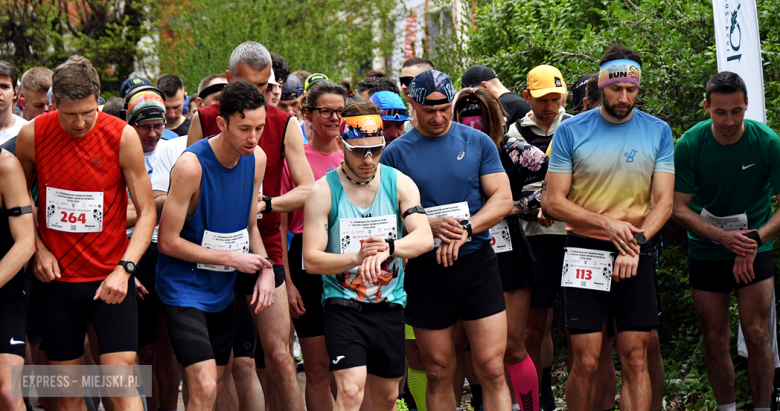 Setki biegaczy i świetne wyniki. 15. Półmaraton Henrykowski i 11. Dycha Księgi Henrykowskiej [foto]